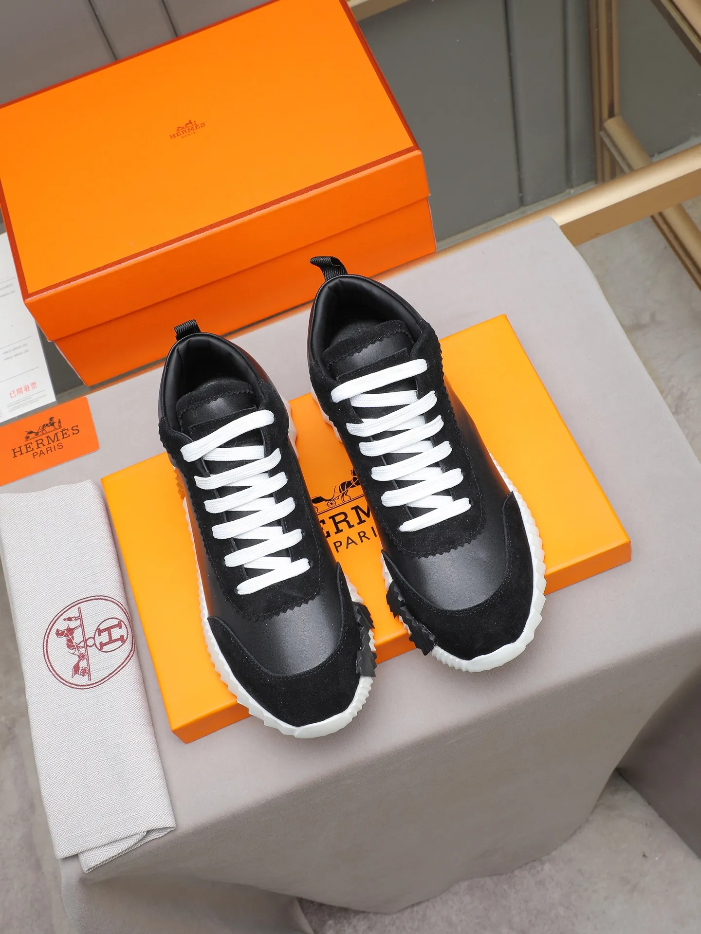 PPP460 (Hermes high-top men's shoes)🆕Men's sports shoes, decorated with textured calfskin details. Spliced ​​with original cowhide, this shoe draws inspiration from the equestrian world, integrating technical details and practical functions. Breathable sheep lining, original combination outsole, high-end quality, and every detail is perfectly combined! Size: 38-44 (45 can be customized)